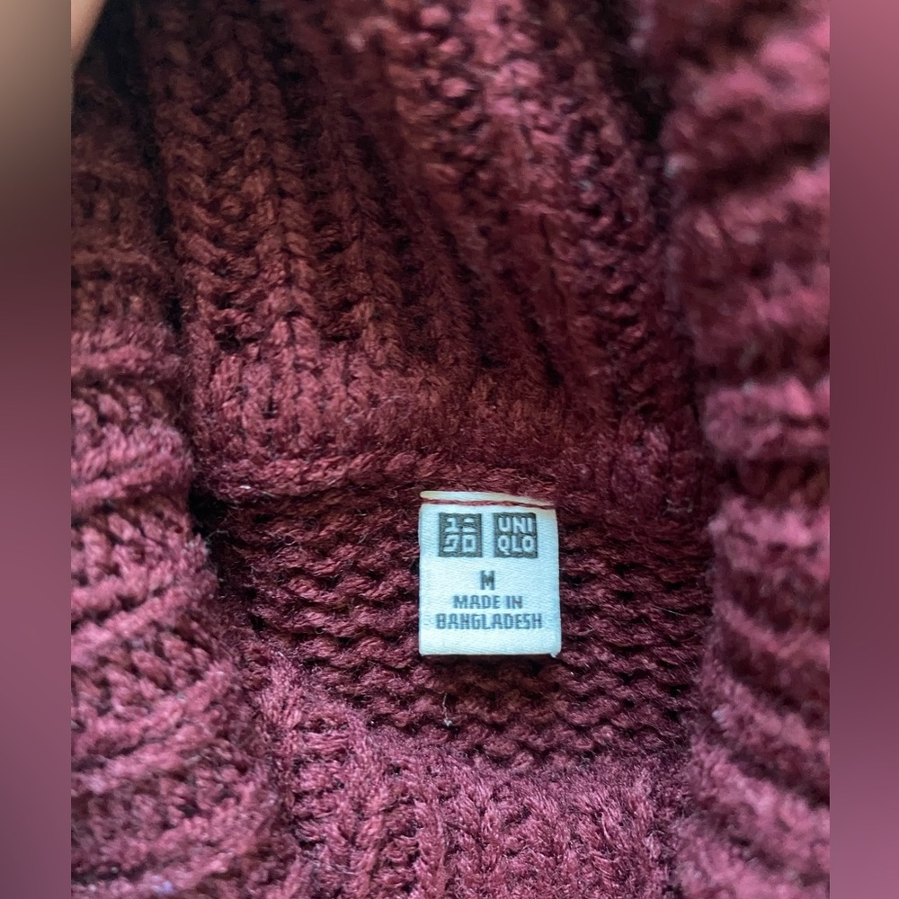Uniqlo U Premium Singapore Turtleneck Sweater - Picture 2 of 4